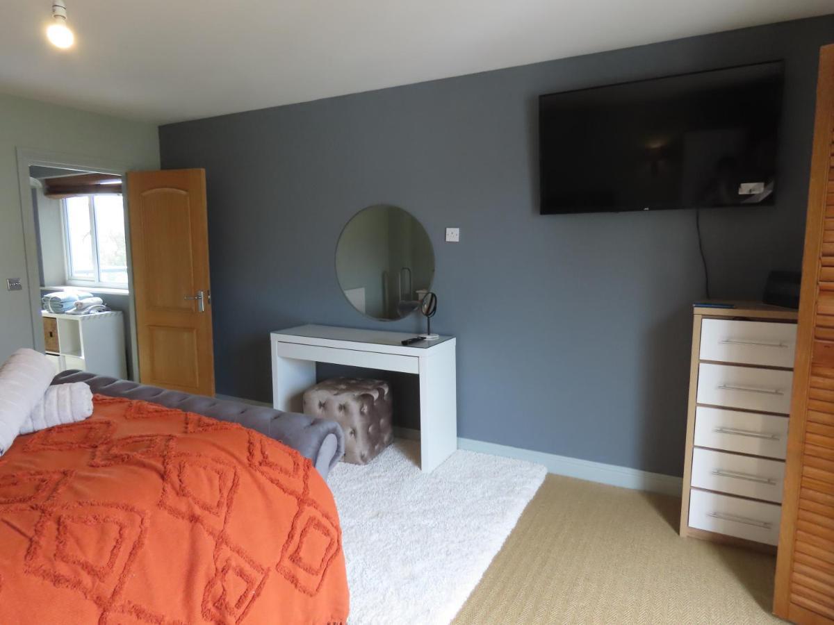 Entire Seaside Luxury Home With On Site Parking! Poole Εξωτερικό φωτογραφία